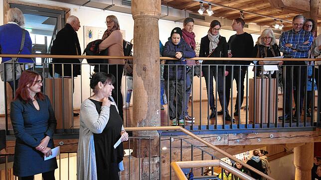 Eröffnung der Ausstellung Schulkunst im Kulturhaus Mühle (vorne von links): Lehrerin Tanja Neidhart und Barbara Kensy-Schneider, im ...