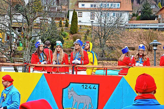 Der Fasnetwagen des Elferrats der Vöhrenbacher Heimatgilde steht im Zentrum des närrischen Geschehens.