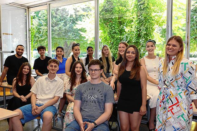 Breites Lächeln in der Berufsschulklasse der Wessenberg-Schule Konstanz. Eine Gruppe von ihnen gewinnt den Klasse!-Wettbewerb 2024/2025. ...