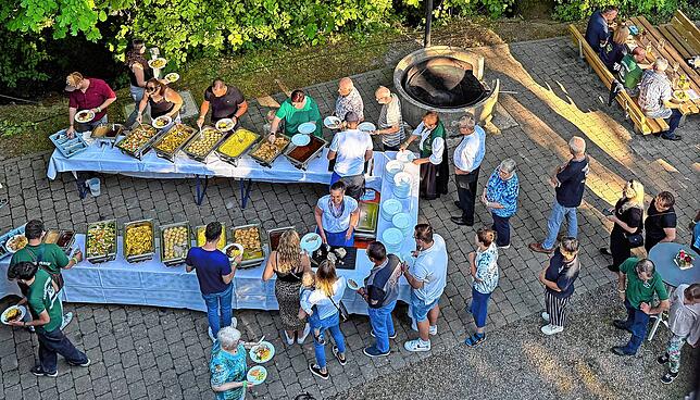 Blick aus der Vogelperspektive: Das Buffet zum Fest hatte die Familie Steurer aus dem benachbarten Taisersdorf beigesteuert.