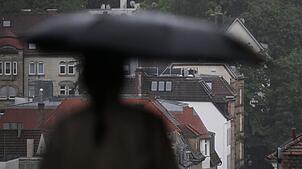 «Why does it always rain on me?» - Der Titel des Popsongs dürfte einigen Menschen im Südwesten derzeit durch den Kopf gehen. (Symbolbild)
