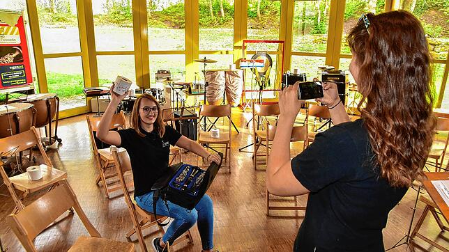 Klopapier in der Hauptrolle. Lisa Reuter steuert einen Beitrag zur Klopapierchallenge der Stadtmusik St. Georgen bei. Ihre ...