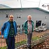 Die Eigentümer und Geschäftsführer des Gewerbezentrums Wehra, Christoph und Wolfgang Eckert, vor dem fast fertigen Hallenneubau. Bild: ...