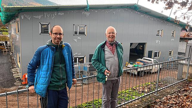 Die Eigentümer und Geschäftsführer des Gewerbezentrums Wehra, Christoph und Wolfgang Eckert, vor dem fast fertigen Hallenneubau. Bild: ...