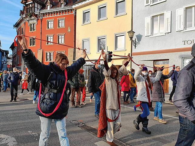 Das Motto „Wir sind die Rote Linie“ nahmen diese Teilnehmer besonders ernst, indem sie mit einer roten Schnur durch die ...