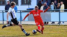 Geisingens Mario Köhler (rechts) im Duell mit dem Grafenhausener Tobias Lutz. Der SV Geisingen gewann das Bezirksliga-Duell gegen die ...