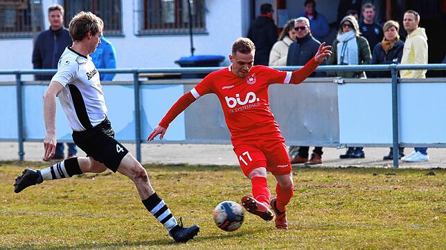 Geisingens Mario Köhler (rechts) im Duell mit dem Grafenhausener Tobias Lutz. Der SV Geisingen gewann das Bezirksliga-Duell gegen die ...