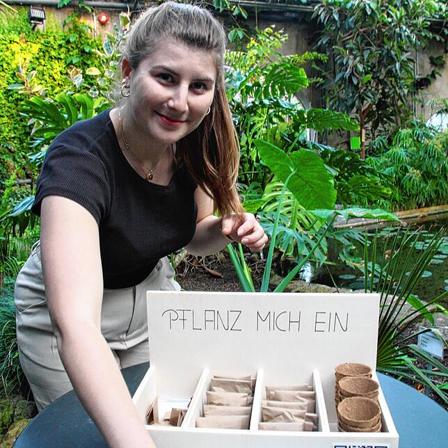 Pia Schall will zum Aussäen einer Bienenweide animieren.