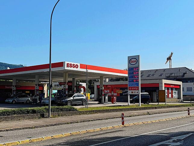 Die Spritpreise in Bad Säckingen am Donnerstag, 14. August, um 11.30 Uhr. Benzin wird für 1,69 Euro angezeigt. Diesel kostet hier an der ...