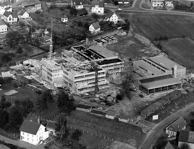 Hallenbad (rechts unten) und Dillhalle daneben scheinen auf diesem Bild äußerlich bereits fertig. Der Komplex des Gymnasiums ist schon ...
