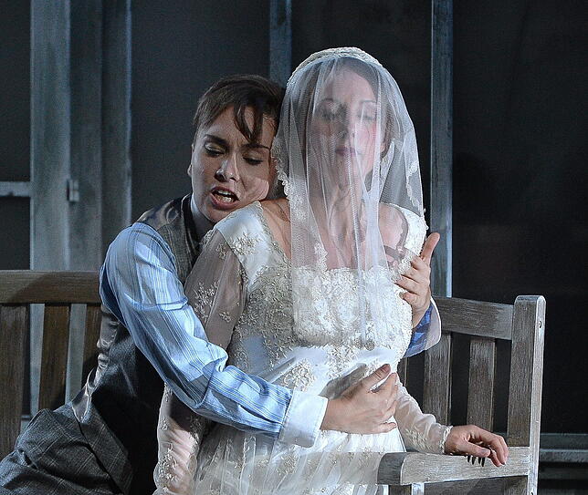 Margarita Gritskova (links) in der Rolle des Cherubino (neben Anett Fritsch als Gräfin Almaviva).
