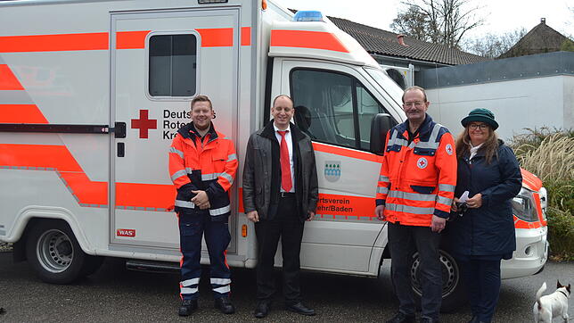 Rettungssanitäter Manuel Frost, Frank Mattes, Ortsvorsitzender des DRK Wehr-Öflingen, Peter Hofmeister, Vorsitzender des ...