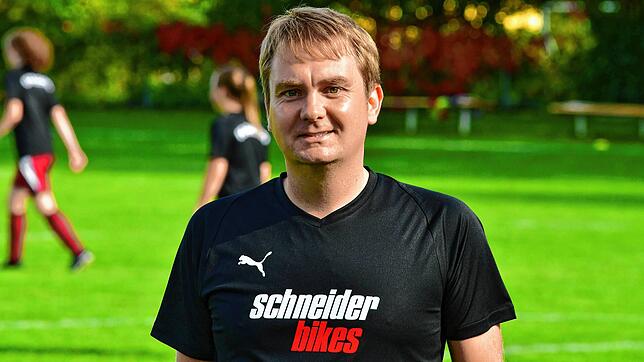Hört auf: Tobias Schneider gibt im Sommer nach fünf Jahren Tätigkeit sein Amt als Trainer der Verbandsliga-Fußballerinnen des FC ...