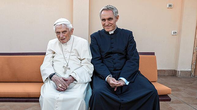 Der emeritierte Papst Benedikt XVI. (l) sitzt 2019 neben seinem Privatsekretär Georg Gänswein.