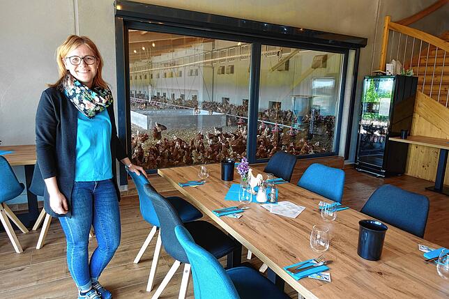 Im Eventraum im Hof Isele mit Ausblick auf den Hühnerstall kann mit Tamara Isele getagt und gefeiert werden. Bild: Heidi Rombach