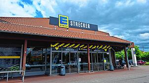 Aus E-Center mach Edeka Strecker: Der Edeka-Markt erstrahlt nach dem Umbau in neuem Glanz. In dieser Woche haben Markus Strecker und ...