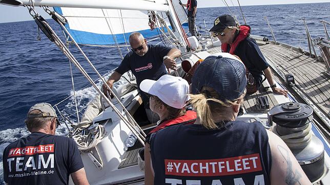 Mit einer Segelyacht wie dieser will Thomas Nuding (Zweiter von links) jetzt Menschen vor dem Ertrinken retten.