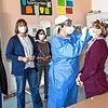 Ärztin Barbara Bohl nahm in der Schule in Grafenhausen bei Lehrkräften erste Abstriche für den Corona-Schnelltest. Interessiert schauten ...