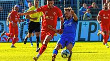 Lange Zeit hat der 1. FC Rielasingen-Arlen (Albert Malaj, links) ein torloses Remis gehalten, aber dann gelang den Stuttgarter Kickers ...