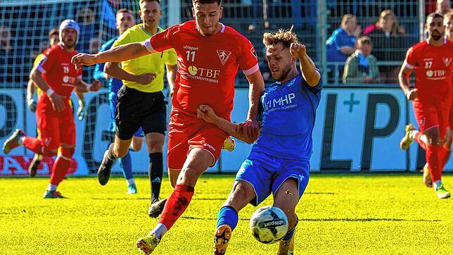 Lange Zeit hat der 1. FC Rielasingen-Arlen (Albert Malaj, links) ein torloses Remis gehalten, aber dann gelang den Stuttgarter Kickers ...
