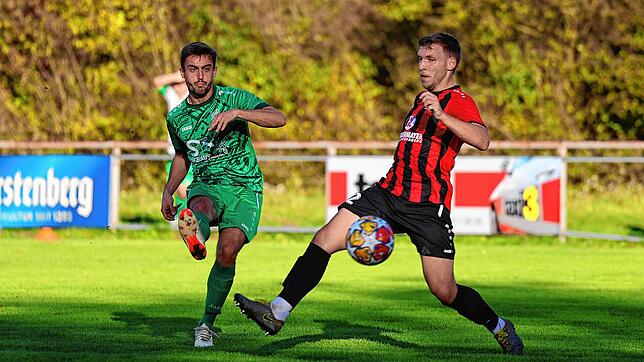 Der TSV Aach-Linz um Johannes Blum (links) ist gegen Immenstaad gefordert, der FC Bodman-Ludwigshafen trifft auf den SC Pfullendorf II.