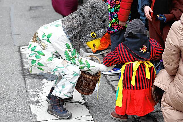 Bild 12: Kinderumzug beim Jubiläumstreffen der Hexen in Donaueschingen vor großem Volk