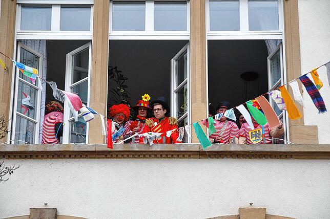 Bild 4: Bunte Zirkusschar in Steißlingen: So feierten die Narren die Rathausübergabe am Schmotzige