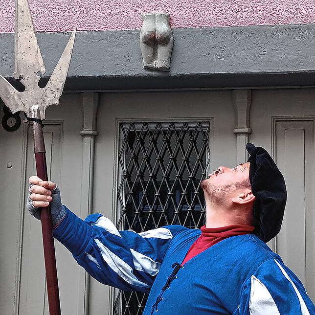 Wie Egon Schwär versuchen unzählige Menschen das nackte Ärschchen zu küssen. Insbesondere an Fastnacht – denn dann soll das Glück in der ...