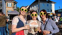 Bei den Open-Air-Konzerten auf dem Markdorfer Marktplatz, hier ein Foto von Besucherinnen des Konzertes von LaBrassBanda 2024, kann das ...
