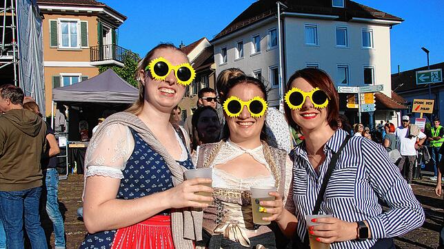 Bei den Open-Air-Konzerten auf dem Markdorfer Marktplatz, hier ein Foto von Besucherinnen des Konzertes von LaBrassBanda 2024, kann das ...