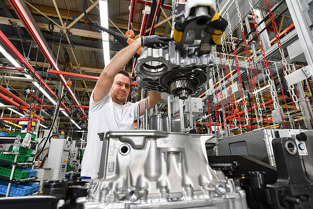 Ein Mitarbeiter montiert im ZF-Werk in Friedrichshafen ein Traxon-Getriebe.