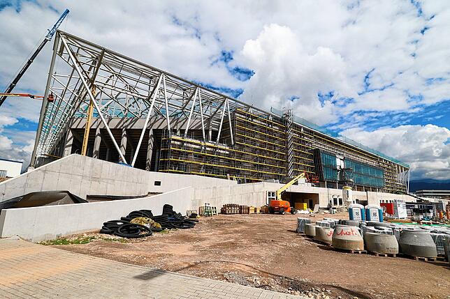 Noch geben die Baumaschinen den Ton an. Doch bereits in diesem Herbst soll im neuen Stadion des SC Freiburg Fußball gespielt werden.