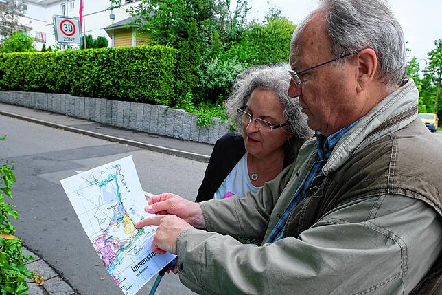 Rita Koch und Erwin Filzinger informieren sich über ihr Einsatzgebiet.