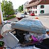 Entlang der Schloßstraße und rings um den alten Sportplatz türmen sich beschädigte Möbel: Die Gemeinde Mühlhausen-Ehingen hat nach der ...