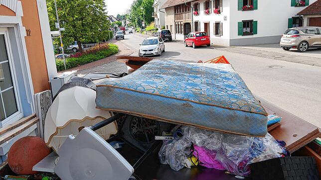 Entlang der Schloßstraße und rings um den alten Sportplatz türmen sich beschädigte Möbel: Die Gemeinde Mühlhausen-Ehingen hat nach der ...