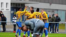 Die Spieler des FC Singen durften im Spiel gegen den SV Denkingen (Torhüter Ingo Schwägler im Vordergrund) sechs Treffer bejubeln.