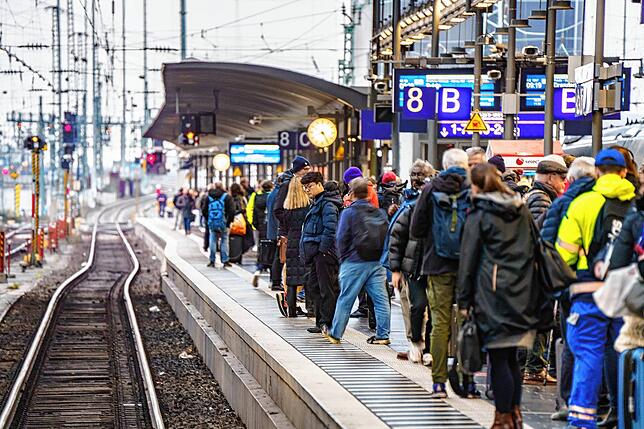 Zahlreiche Reisende stehen am Morgen auf dem Frankfurter Hauptbahnhof auf einem Bahnsteig. Die Gewerkschaft Verdi will am Freitag mit ...