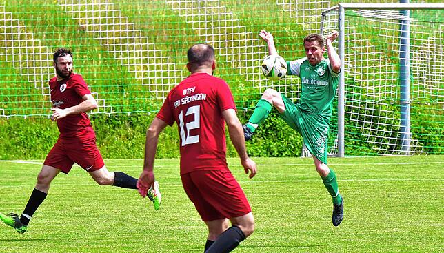 Bild 2: SV Waldhaus II gewinnt Kellerduell gegen DTFV Bad Säckingen mit 2:1 – und wir haben Fotos!