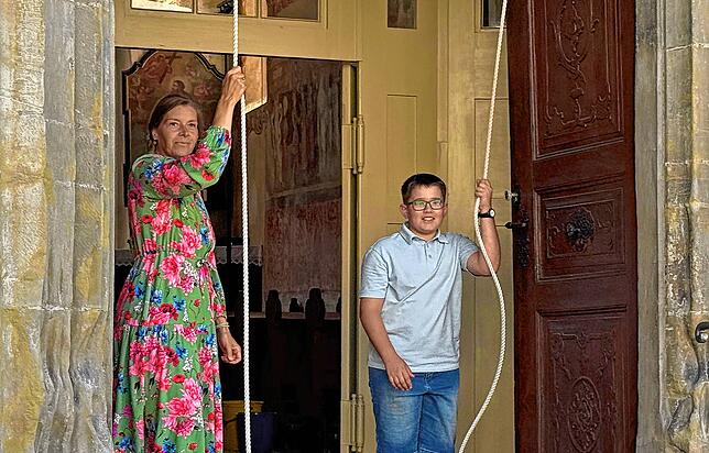 An der Jodokkirche ließen Stefanie Fecht und Julius Kitt in Handarbeit die Glocken läuten.