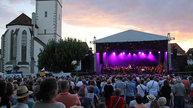 Was für eine Kulisse und was für eine Stimmung auf dem Markdorfer Marktplatz bei den Open-Air-Konzerten im Juli, hier bei Max Mutzke. ...