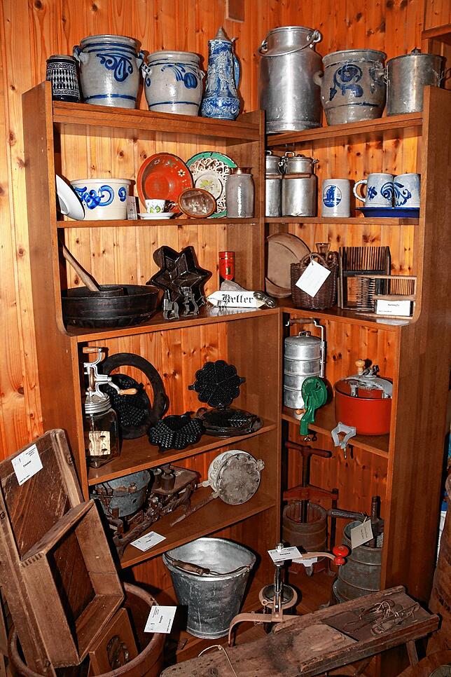 Manches Ausstellungsstück aus dem Bereich des Haushalts kennen die Besucher der Heimatstube Mönchweiler noch aus eigener Erfahrung. Beim ...