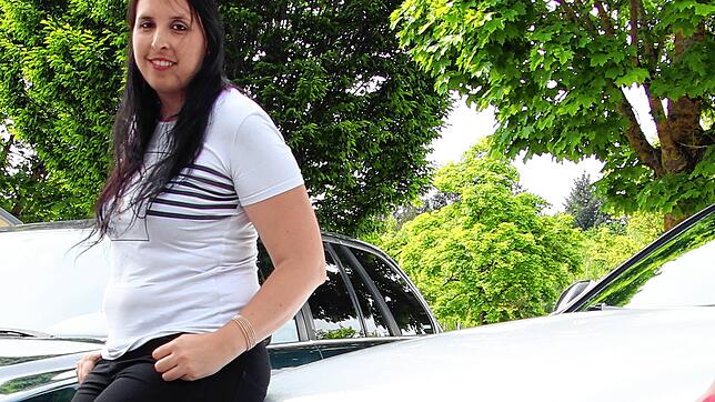 Melanie Fankhauser sitzt auf dem Parkplatz des Singener EKZ auf der Kühlerhaube ihres Lexus IS-F. Die Schweizer Tunerin wehrt sich gegen ...