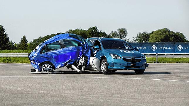 Das innovatives ZF-System Seiten-Airbag. Doch genau mit Produkten des 2015 zugekauften Konkurrenten TRW haben die Friedrichshafener ...