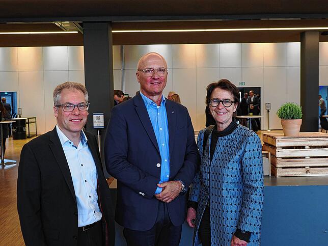 Oliver Rahn von der Stadtverwaltung Singen mit dem dem Vorsitzenden von Singen Aktiv, Wilfried Trah, und Wirtschaftsförderin Claudia ...