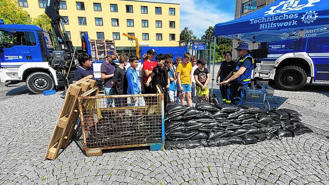Beim Technischen Hilfswerk erfahren die Sechstklässler von Max und Svenja Deuser (von rechts), worauf es beim Bauen eines Deichs aus ...