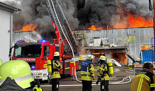 Feuerwehren aus der ganzen Region sind im Einsatz. Hier ein Archivfoto aus dem Jahr 2022 vom Brand im Unternehmen MUT Tschamber in Wehr.