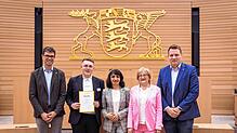 Preisübergabe in Stuttgart (von links): Ralf Nentwich, Vorsitzender des Beirats Schülerwettbewerb, Preisträger André Kurth, ...