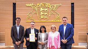 Preisübergabe in Stuttgart (von links): Ralf Nentwich, Vorsitzender des Beirats Schülerwettbewerb, Preisträger André Kurth, ...