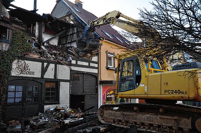 Der Abriss des gesamten Gebäudes, das direkt an zwei andere Häuser angrenzt, fand Mitte Januar 2011 statt.