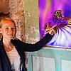 Christiane Feucht lebt und arbeitet als Pionierin im Blumenfelder Schloss. Hier zeigt sie eine Aufnahme von Heiner Werner. Das Foto ...
